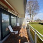 Terrasse mit Sitzgruppe und Blick auf Grünfläche