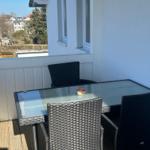 großzügiger Balkon im Bäderstil.