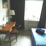 Schlafzimmer mit Bett, Schreibtisch und Fenster