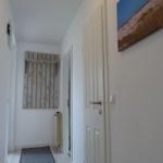 Flur mit Holzwand, Tür und Wandbild