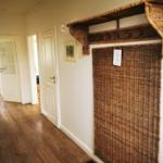 Flur mit Holzboden, Wicker-Wand und Haken