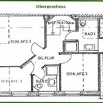 Obergeschoss mit drei Schlafzimmern und zwei Bädern. Flur verbindet die Räume.