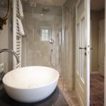 Bad mit freistehender Badewanne und Dusche mit Glaswand.