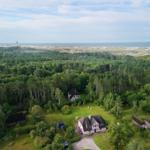 Haus mit Garten und Wald, Blick auf Leuchtturm und Meer