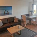 Wohn- und Essbereich mit Sofa, Esstisch und Fensterblick.