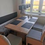 Esstisch mit Sitzgelegenheiten und Fensterblick.