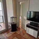 Wohnbereich mit TV, Terrasse und Meerblick.