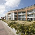 Modernes Mehrfamilienhaus mit Balkonen an der Strandpromenade.