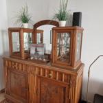 Holzschrank mit Glaskästen, Pflanzen und Stehlampe