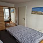Schlafzimmer mit Bett und Blick aufs Meer
