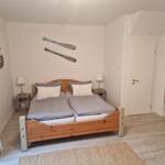 Schlafzimmer mit Doppelbett, zwei Nachttischen und Wanddekoration.