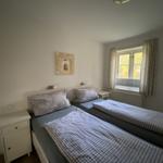 Zimmer mit zwei Betten, Fenster und Nachttisch