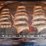 Holzgemälde eines Segelschiffs mit mehreren Masten und Segeln.