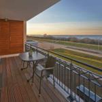 Terrasse mit Tisch und Stühlen bietet Meerblick.