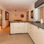 großzügige Küche...