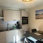 Küche mit Essbereich, modern eingerichtet mit Küchenschränken und Tisch.