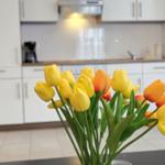 Küche mit Blumen im Vordergrund