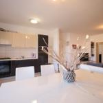 Küche mit Essbereich und Wohnzimmer im Hintergrund.