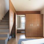 Schlafbereich mit Blick ins zweite Schlafzimmer und Aufgang zum Wohnbereich im 2. OG