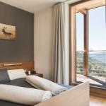 Schlafzimmer mit Blick auf Berge und Balkon