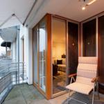 Terrasse mit Sitzgelegenheit und Blick auf die Umgebung.