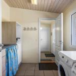 Entrance area with washing machine and view of the garden.