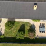 House with garden, terrace, and sunshade. Grilling area and seating.