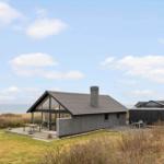 Moderne Strandvilla mit Terrasse und Garten. Blick auf das Meer.
