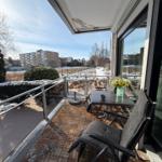 Terrasse mit Tisch, Stühlen und Blick auf Wohngebiet