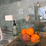 Küchenarbeitsfläche mit Obstschale und Seifenspender