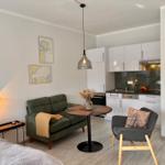 Wohnbereich mit Sofa, Esstisch und Küche