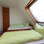 Kinderzimmer mit zwei getrennten Betten