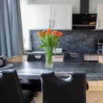 Essplatz mit Tresen für vier Personen in Wohnküche