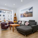 großzügiger Wohnbereich mit Kamin