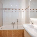 Bad mit Badewanne und Dusche