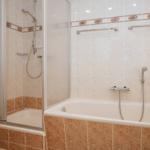 Bad mit Badewanne und Dusche