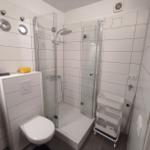 Badezimmer mit Dusche, Toilette und Waschbecken