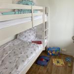 Doppelbett mit Spielzeug auf dem Boden