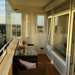 Terrasse mit Sitzgruppe und Blick auf Landschaft.