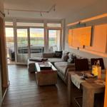 Wohnzimmer mit Sofa, Couchtisch und Blick auf Terrasse