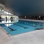 Großer Innenpool mit Schwimmbahnen und Rollstuhlgängen.