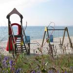 Kinderspielplatz mit Rutsche und Schaukel am Strand