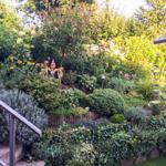 Garten mit Stufen, Pflanzen und dekorativen Figuren