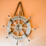 Segelruder mit Aufschrift Heimat Hafen an der Wand