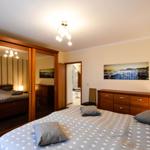 Schlafzimmer unten mit Großem Kleiderschrank