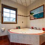 Bad mit Whirlpool unten