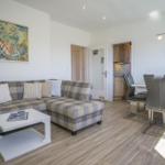 Wohnbereich mit Eckcouch, Esstisch und Küchenbereich