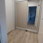 Schlafzimmer mit Schiebetüren und Holzboden