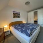 Schlafzimmer mit Doppelbett und Kleiderschrank
