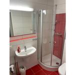 Badezimmer mit Dusche